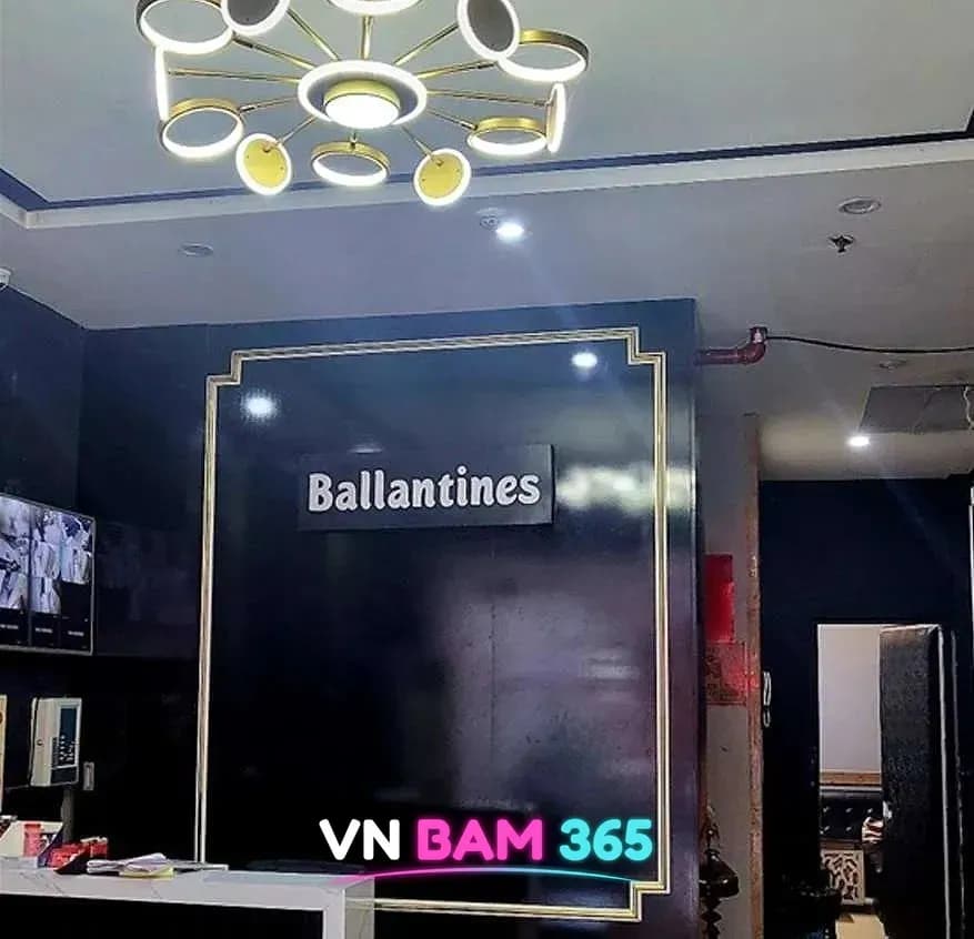 하노이 발렌타인 가라오케 로비, Ballantines 로고 벽과 원형 샹들리에