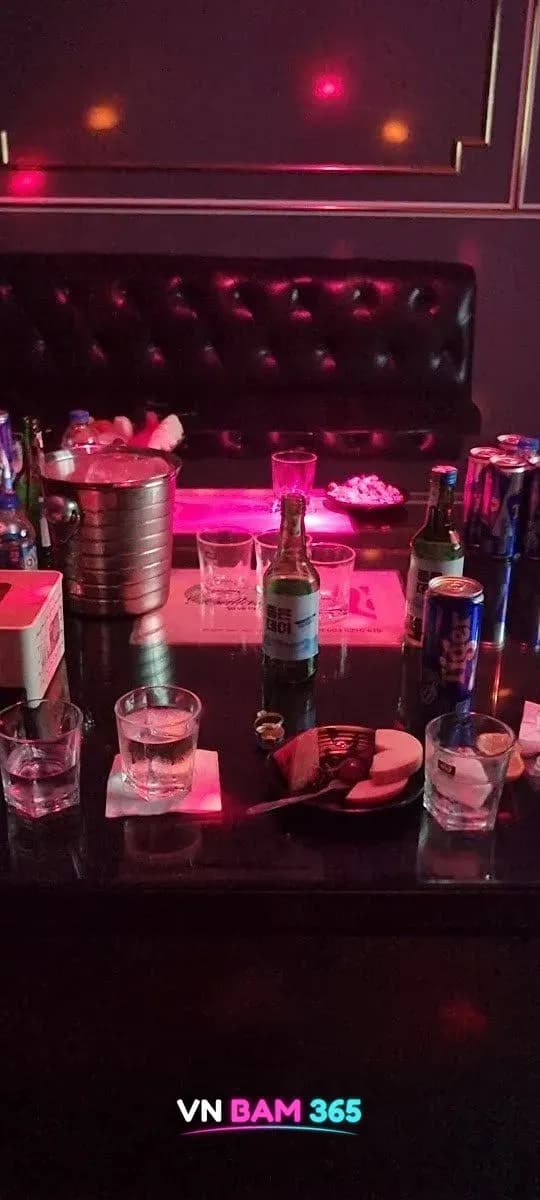 하노이 발렌타인 가라오케 테이블, 소주와 맥주, 얼음 통과 잔