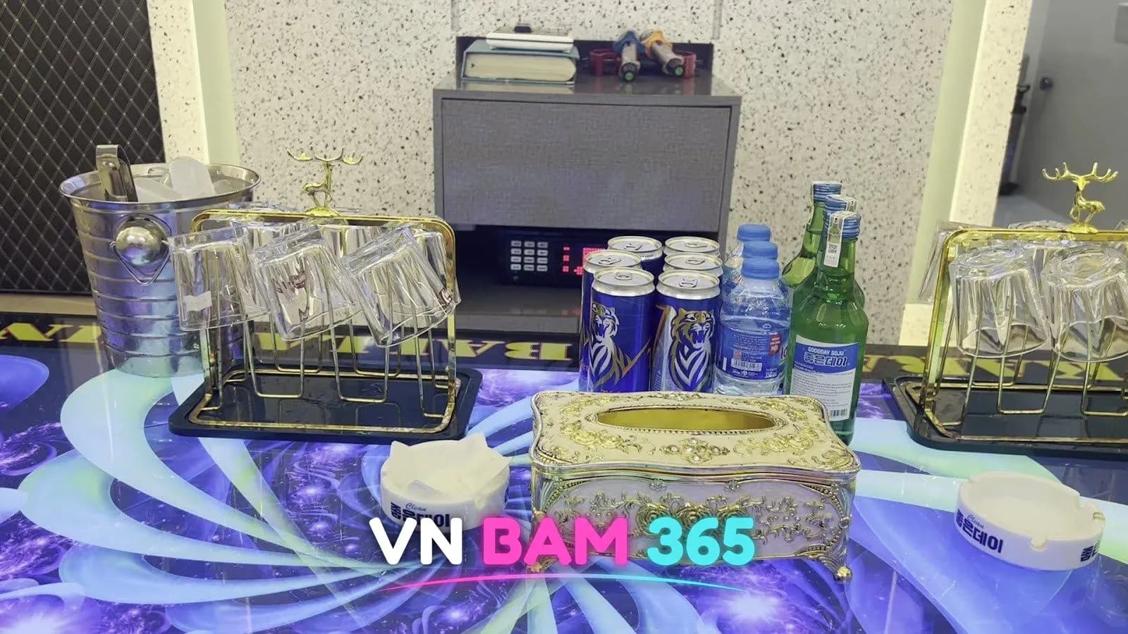 하노이 발렌타인 가라오케 테이블, 맥주캔과 소주, 얼음 통과 잔 거치대