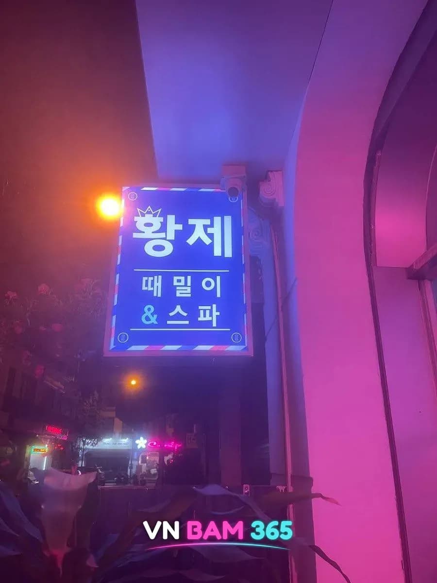 하노이 황제스파 야간 돌출 간판, 파란 바탕에 황제 때밀이 & 스파 글자