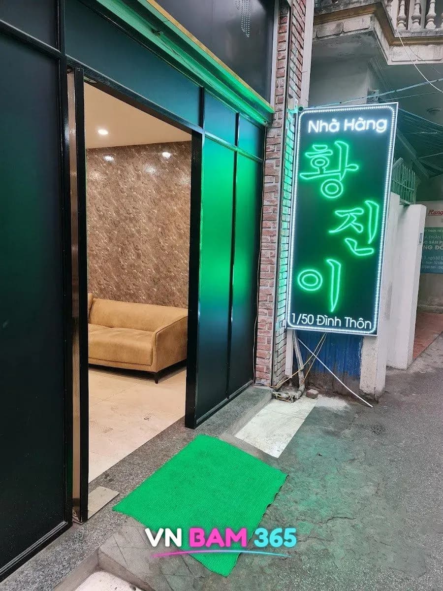 하노이 황진이 가라오케 입구, 초록 네온 세로 간판(Nhà Hàng 황진이, 1/50 Đình Thôn)과 열린 문