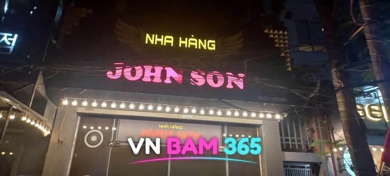 하노이 존슨 가라오케 야간 외관, NHA HÀNG JOHN SON 네온 간판과 전구 장식 입구