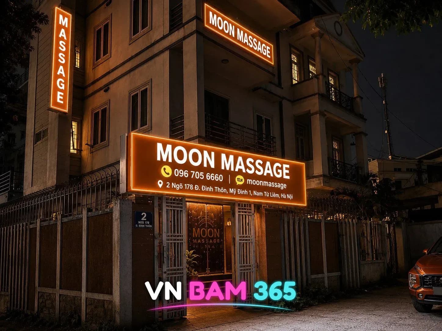 하노이 문 마사지 건물 외관, 주황색 MOON MASSAGE 조명 간판