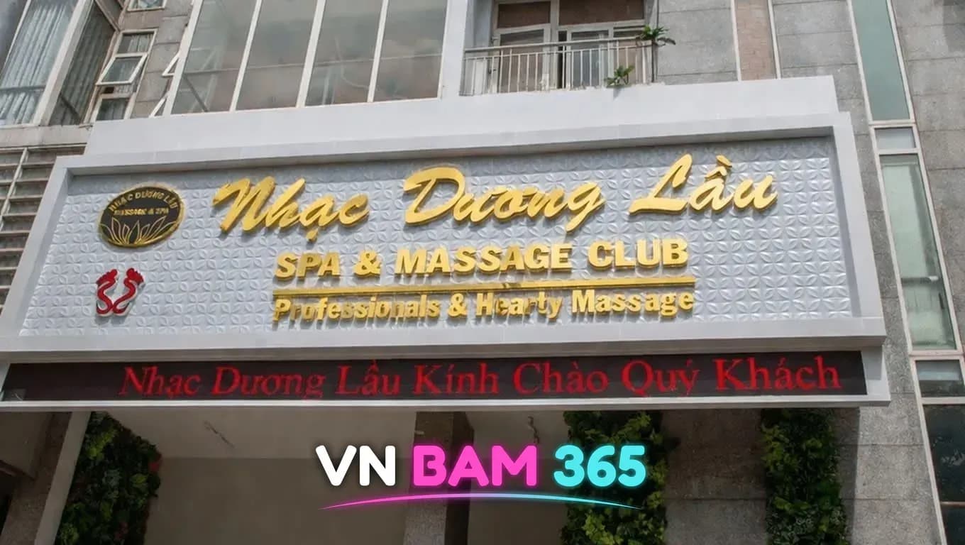 하노이 악양루(Nhạc Dương Lầu) 건물 전면, 금색 글자 SPA & MASSAGE CLUB 간판과 붉은 LED 환영 문구 전광판