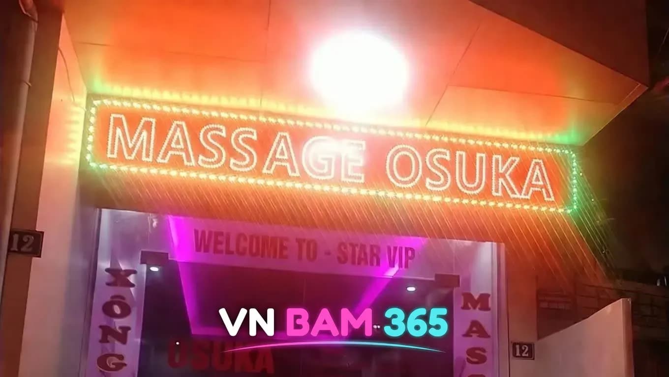 하노이 응우옌티딘 골목 12번지 오스카 마사지 야간 외관, 주황색 LED 간판 MASSAGE OSUKA와 유리문 입구