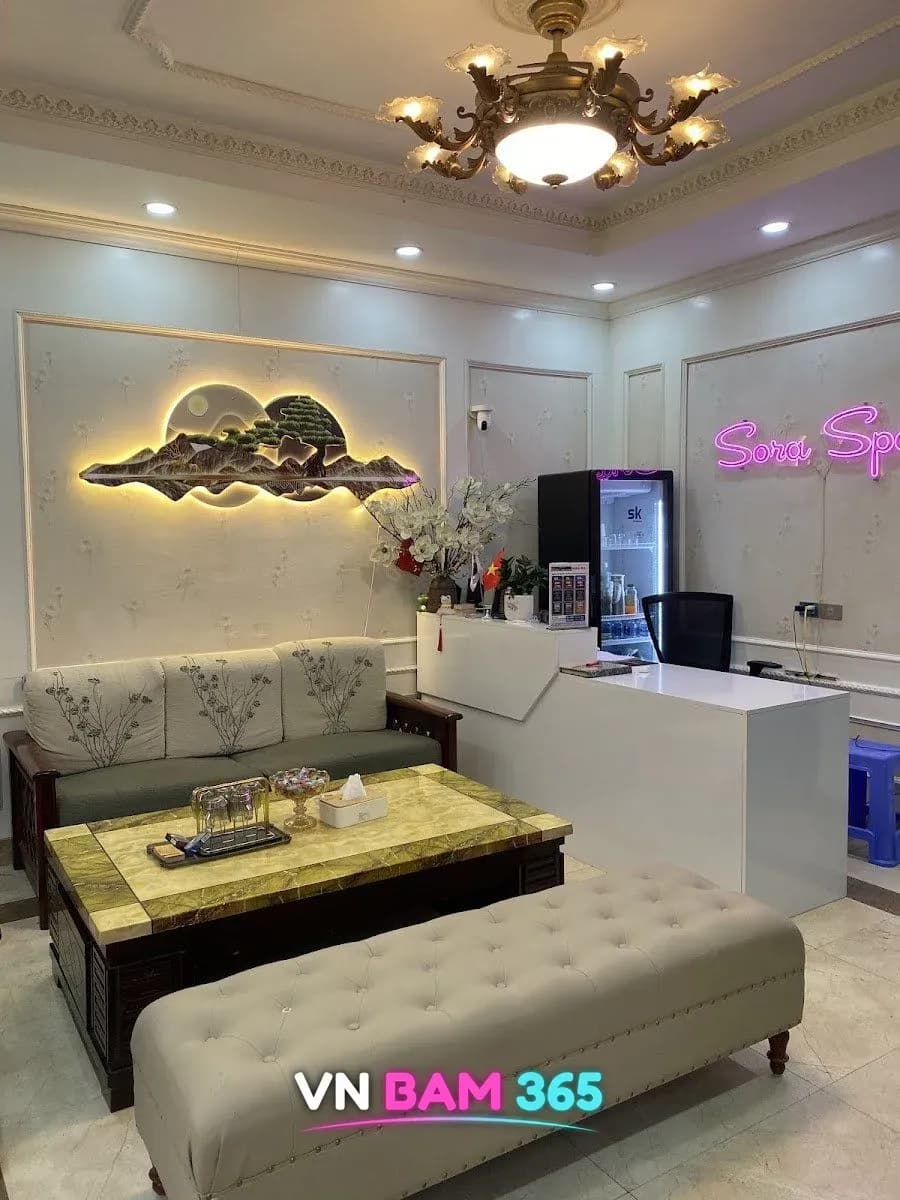 하노이 소라 마사지 리셉션, Sora Spa 네온 사인과 소파, 대리석 테이블