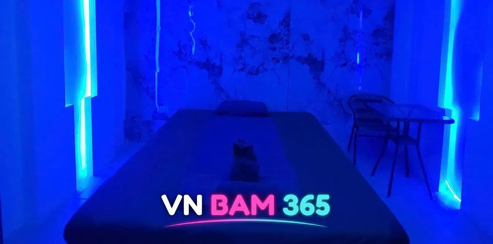 하노이 썬 VIP 마사지 푸른 LED 조명 룸, 수건을 올린 마사지 베드와 작은 테이블