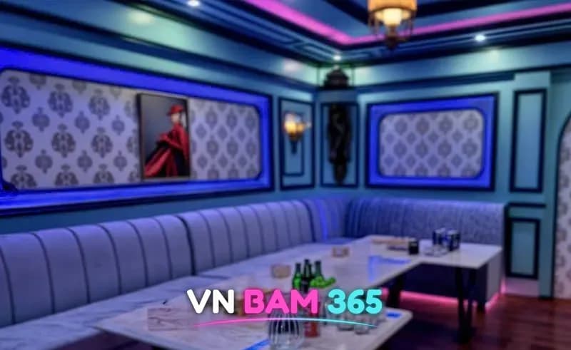 하노이 VVS 가라오케 룸, 청록색 벽과 긴 소파, 대리석 테이블