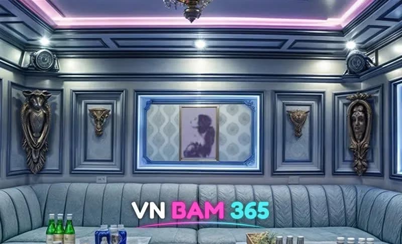 하노이 VVS 가라오케 룸, 회청색 몰딩 벽과 줄무늬 소파