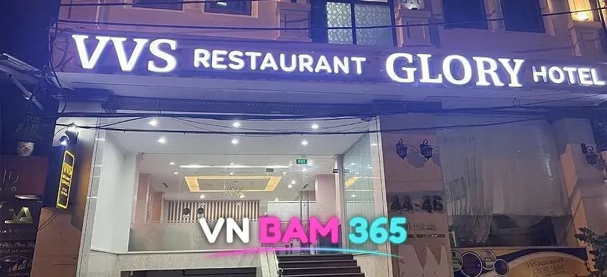 하노이 VVS 가라오케 야간 외관, VVS RESTAURANT GLORY HOTEL 간판과 입구 계단