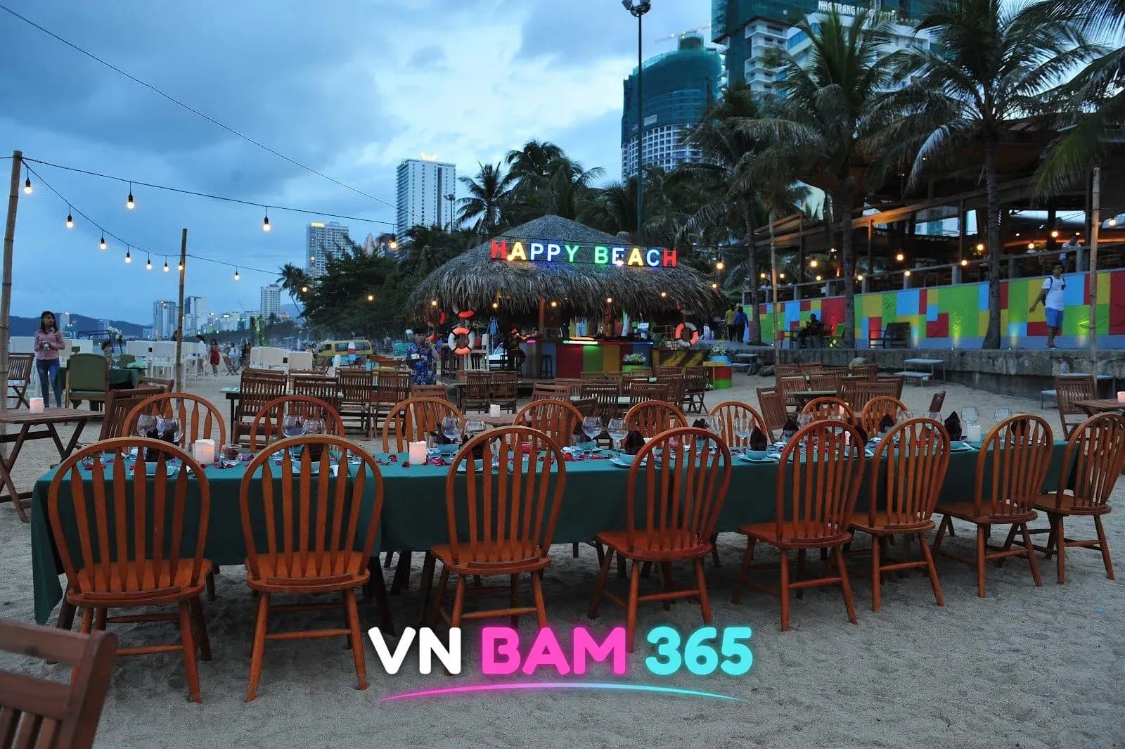 나트랑 해피 비치 백사장 단체 테이블과 초가지붕 바, HAPPY BEACH LED 사인과 해변 호텔