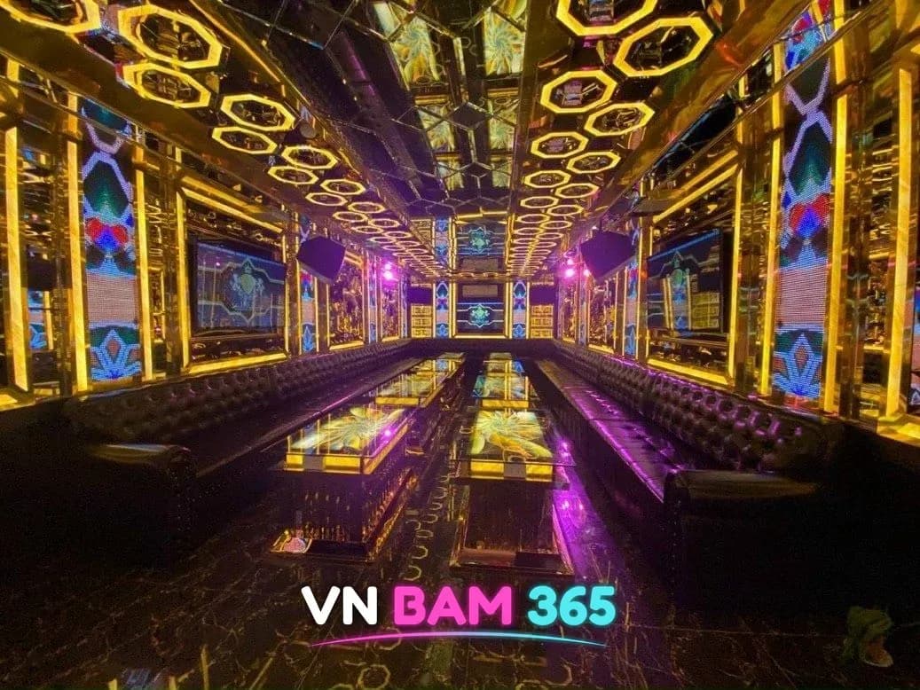 호치민 21 럭셔리 가라오케 VIP룸, 육각형 금색 조명 천장과 긴 테이블, 양쪽 가죽 소파