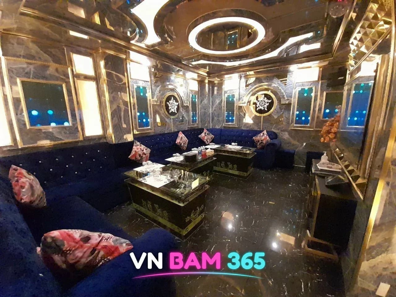 호치민 아레나 가라오케 VIP룸, 금색 거울 벽과 원형 천장 조명, 남색 벨벳 소파