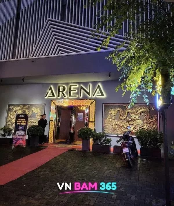 호치민 7군 아레나 가라오케 야간 입구, ARENA 조명 간판과 용 부조 장식, 레드카펫
