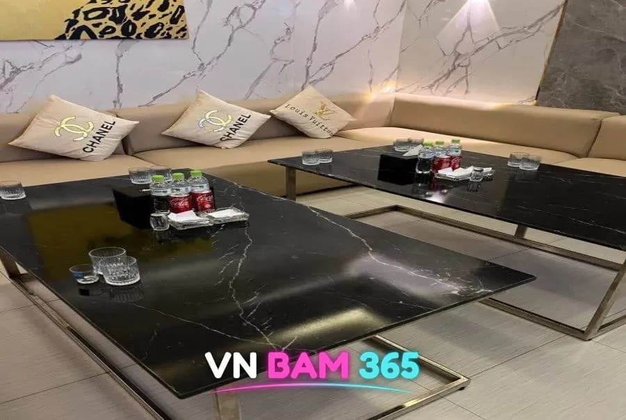 호치민 넘버원 가라오케 룸, 베이지 가죽 소파와 검은 대리석 테이블, 대리석 벽