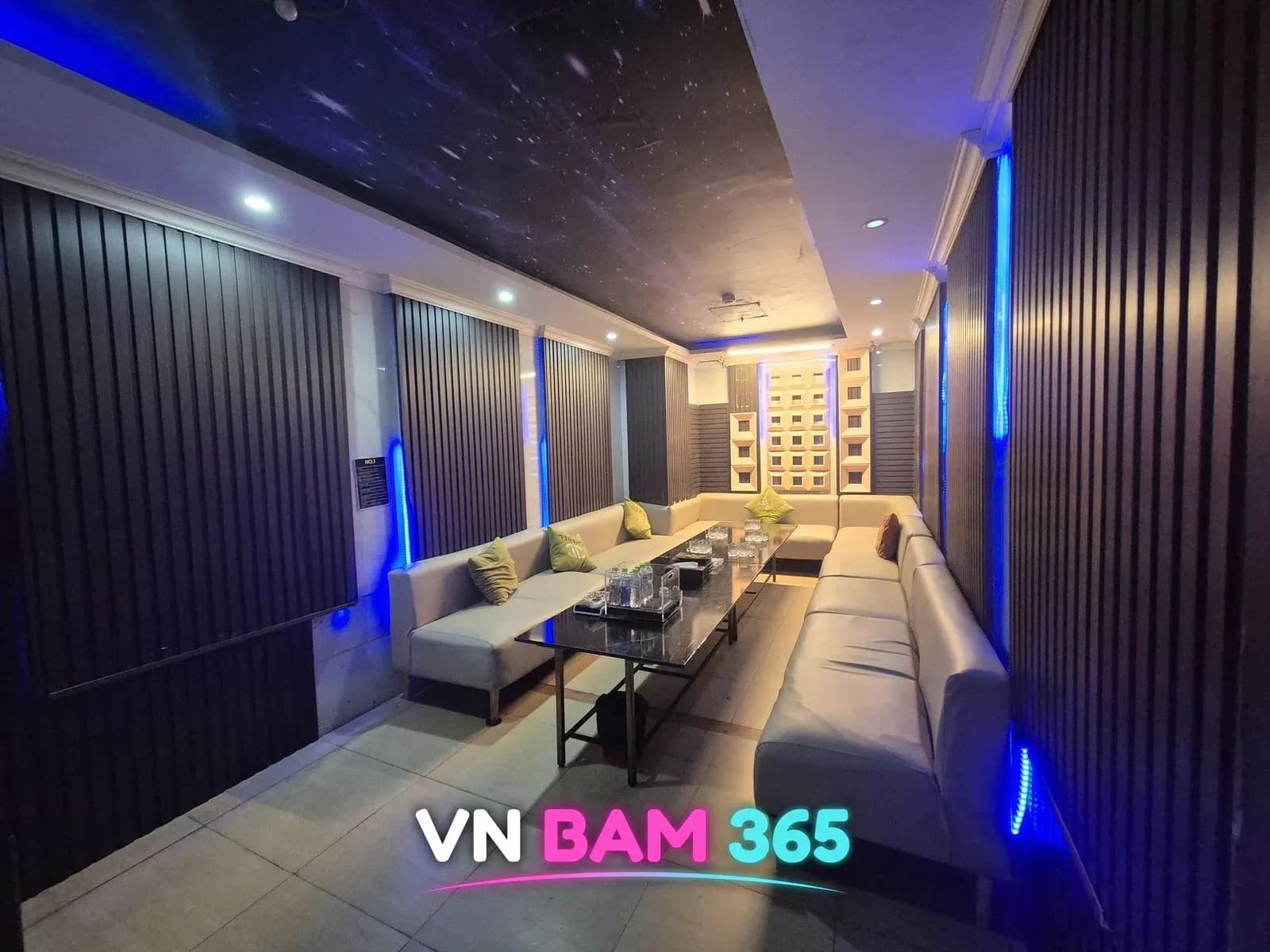 호치민 넘버원 가라오케 긴 룸, 별빛 천장과 세로 슬랫 벽, 파란 LED