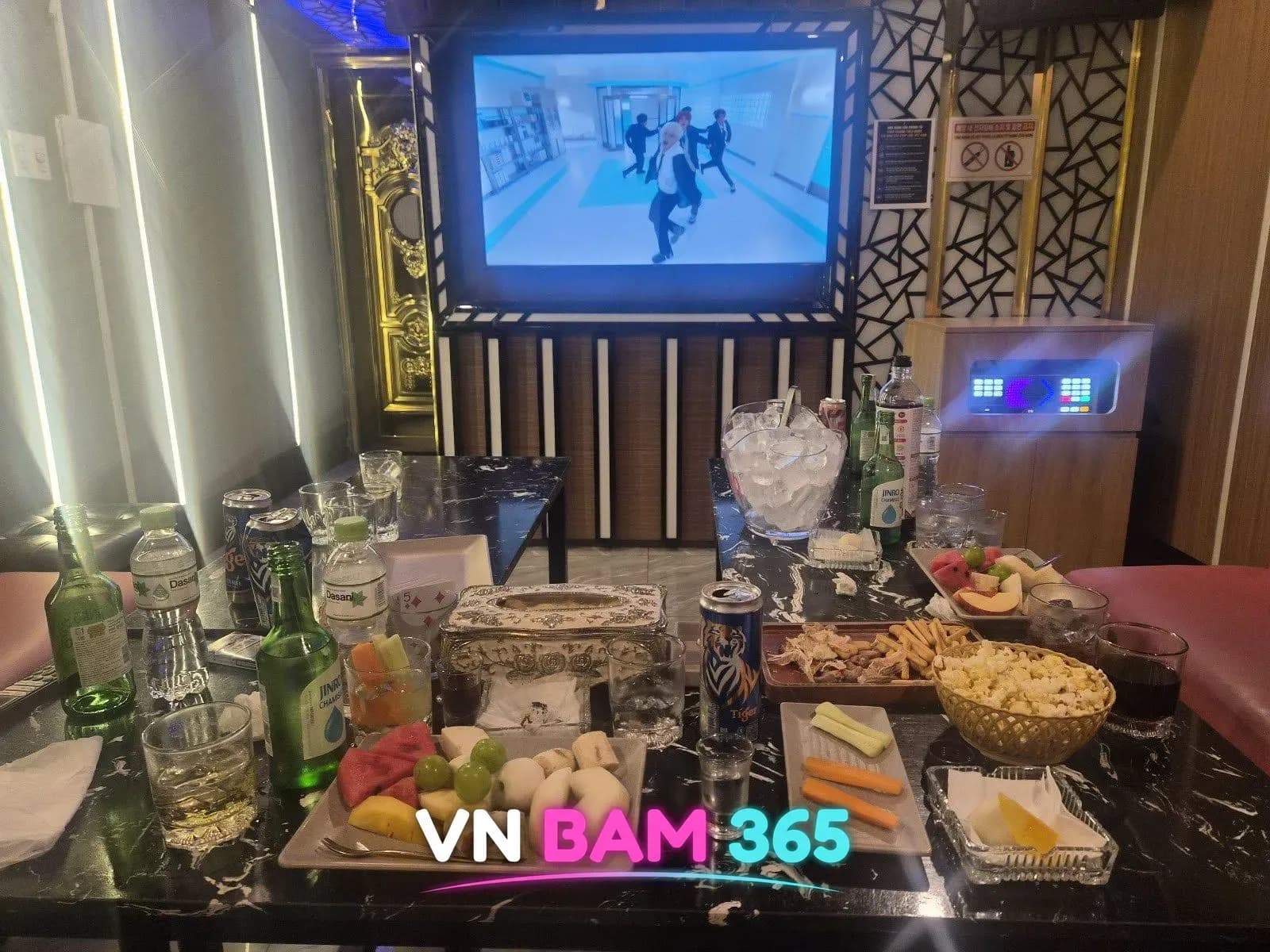 호치민 넘버원 가라오케 룸 테이블, 과일·마른안주와 소주, 노래방 화면