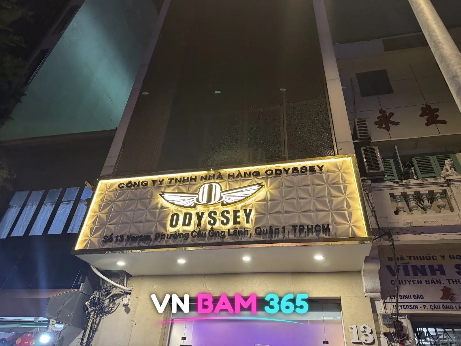 호치민 1군 13 Yersin 오딧세이 가라오케 야간 외관, 날개 로고 ODYSSEY 간판
