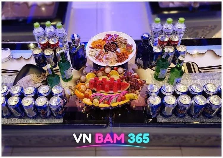 호치민 오딧세이 가라오케 테이블의 맥주캔과 과일 모둠, 소주병