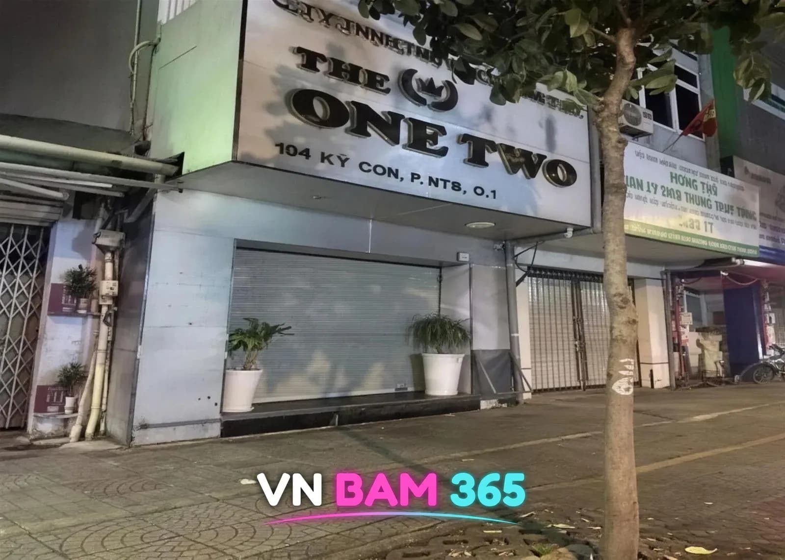 호치민 1군 104 Ký Con 원투 가라오케 외관, THE ONE TWO 간판과 셔터 내린 입구