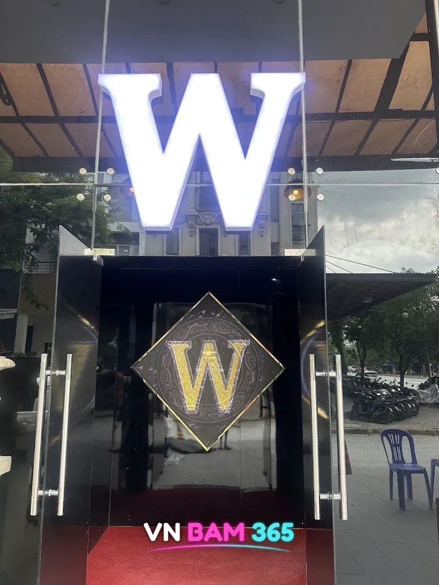 호치민 7군 W 가라오케 입구, 대형 W 조명 간판과 유리문, 레드카펫