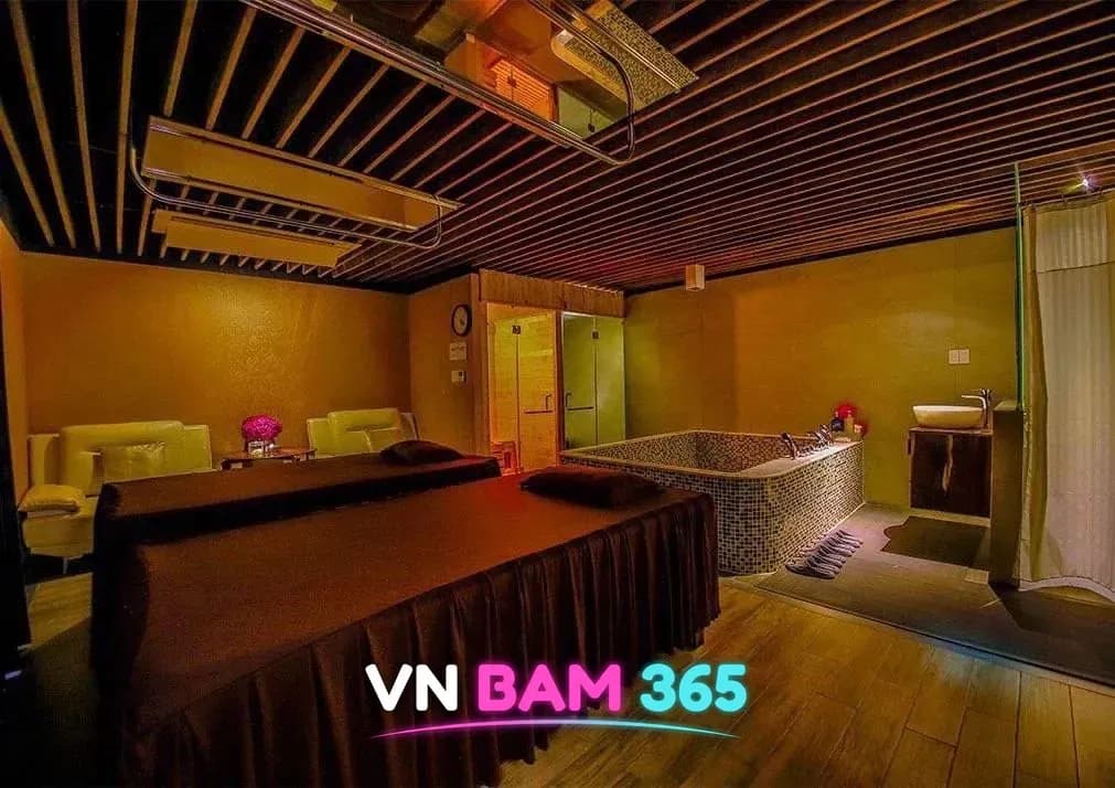 나트랑 화다4 마사지 2인 VIP룸, 갈색 커버의 마사지 베드 2개와 모자이크 타일 욕조, 사우나 부스와 휴식용 소파