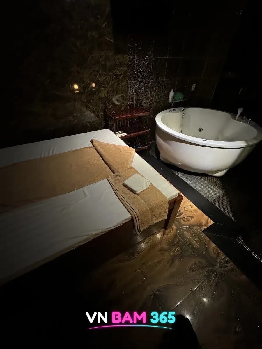 나트랑 화다우 마사지 룸, 마사지 베드와 원형 월풀 욕조, 대리석 무늬 바닥