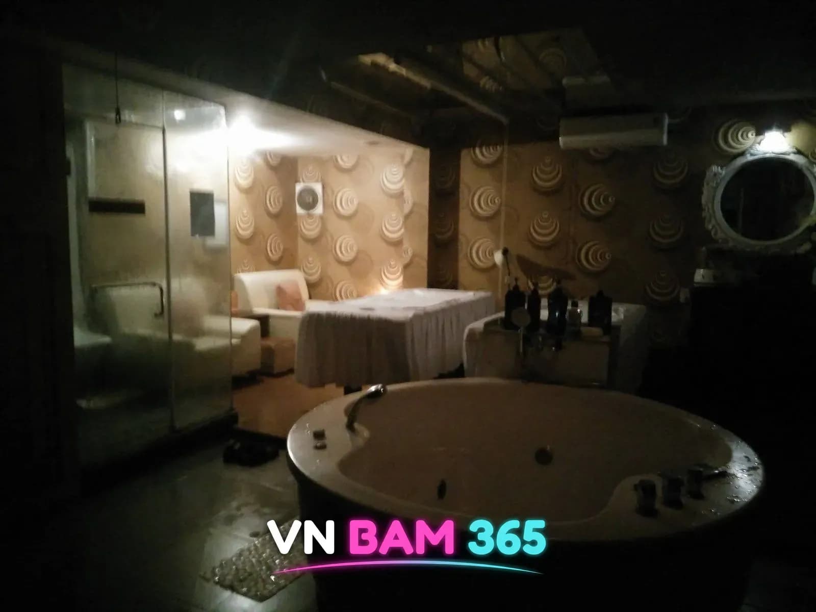나트랑 화다우 마사지 큰 룸, 원형 욕조와 유리 샤워 부스, 마사지 베드와 소파가 있는 실내
