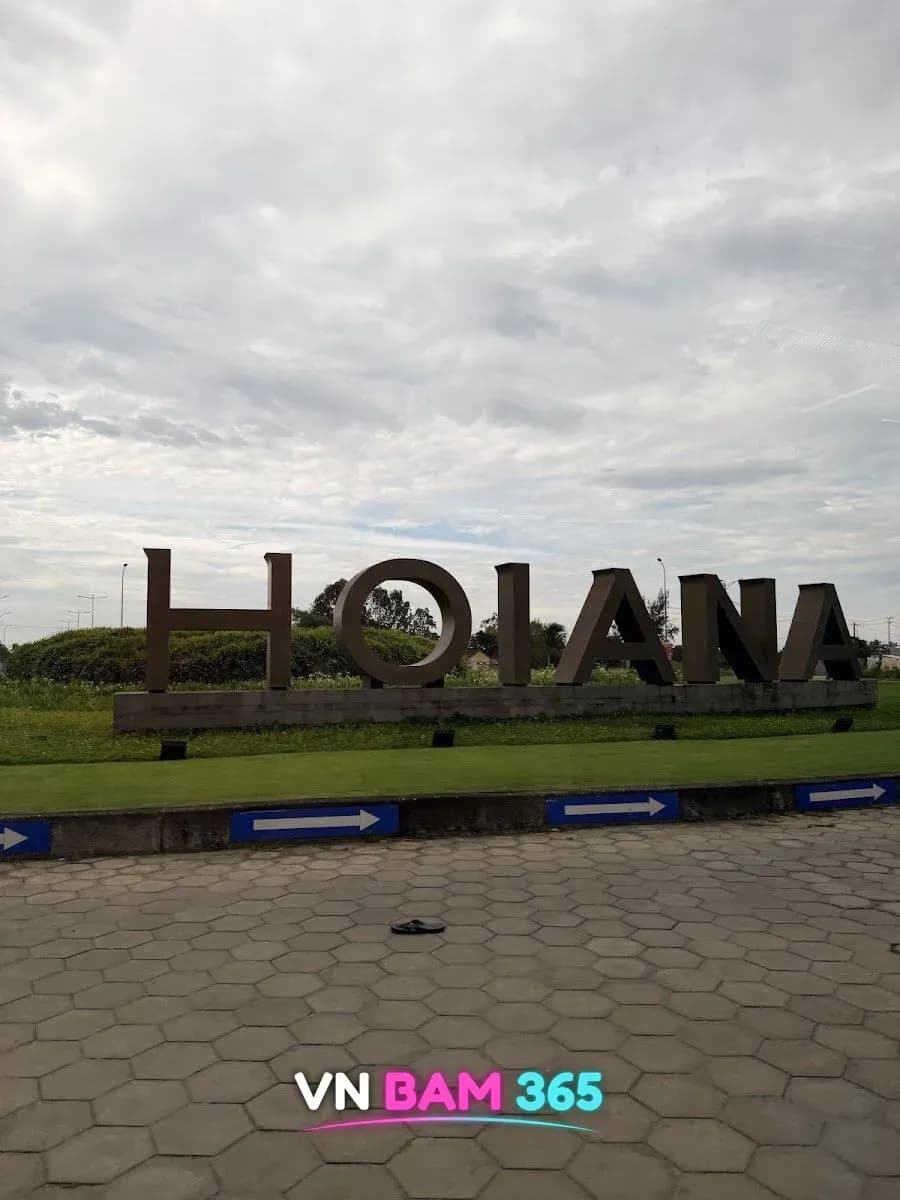 호이아나 리조트 진입로의 HOIANA 대형 글자 조형물과 잔디 화단