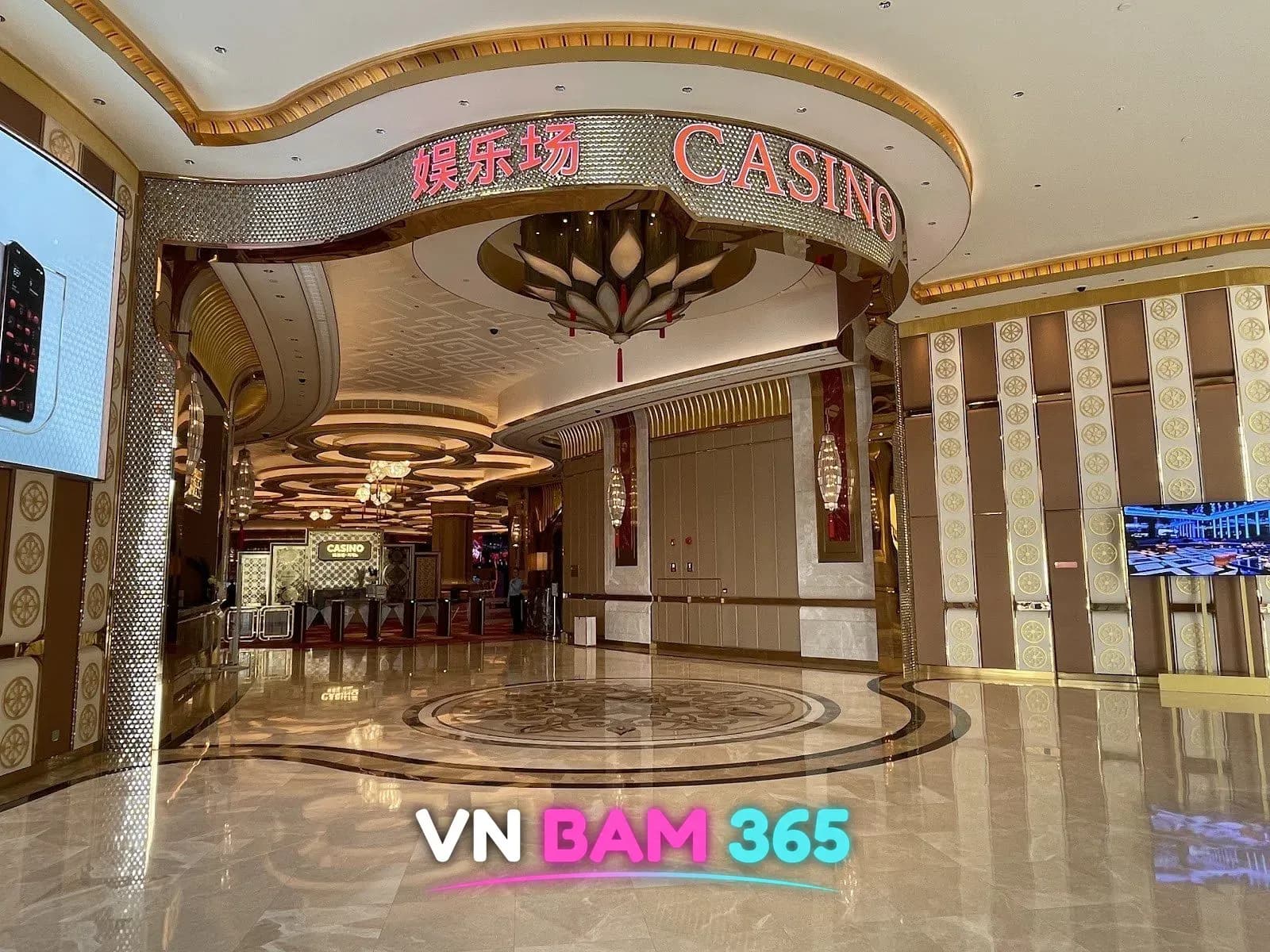 호이아나 카지노 입구 로비, 娛樂場 CASINO 붉은 간판과 연꽃 샹들리에, 대리석 바닥