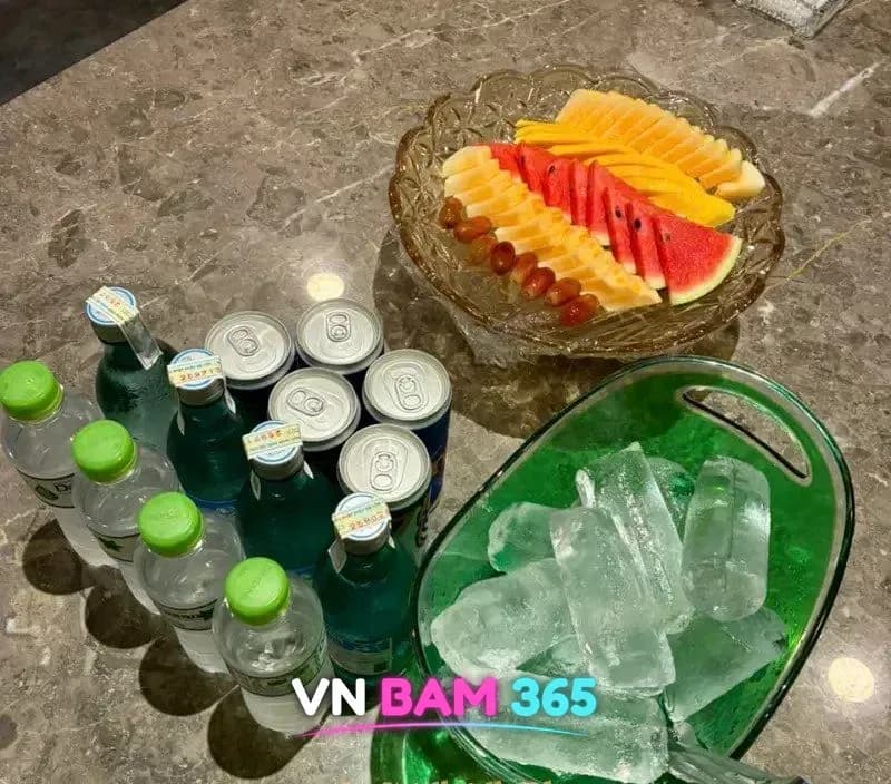 호치민 홈런볼 가라오케 테이블의 과일 접시와 얼음 통, 생수·탄산수