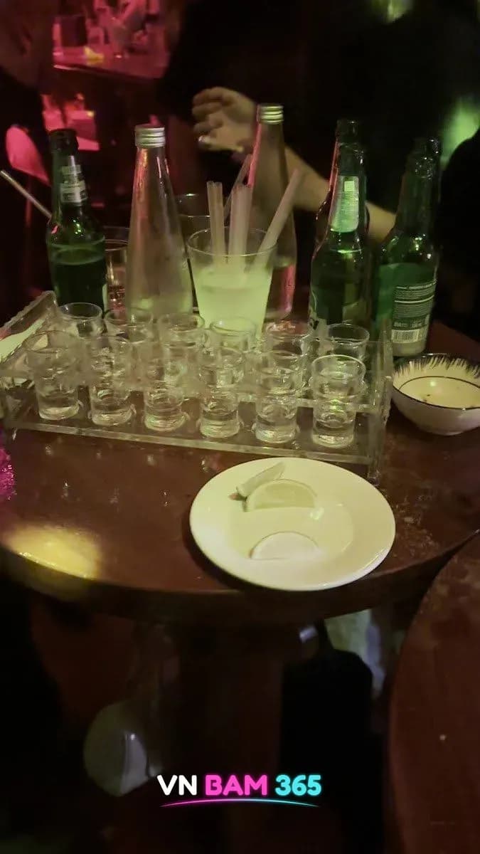 푸꾸옥 하우스 넘버원 바 테이블의 샷잔 트레이, 맥주병과 라임 접시