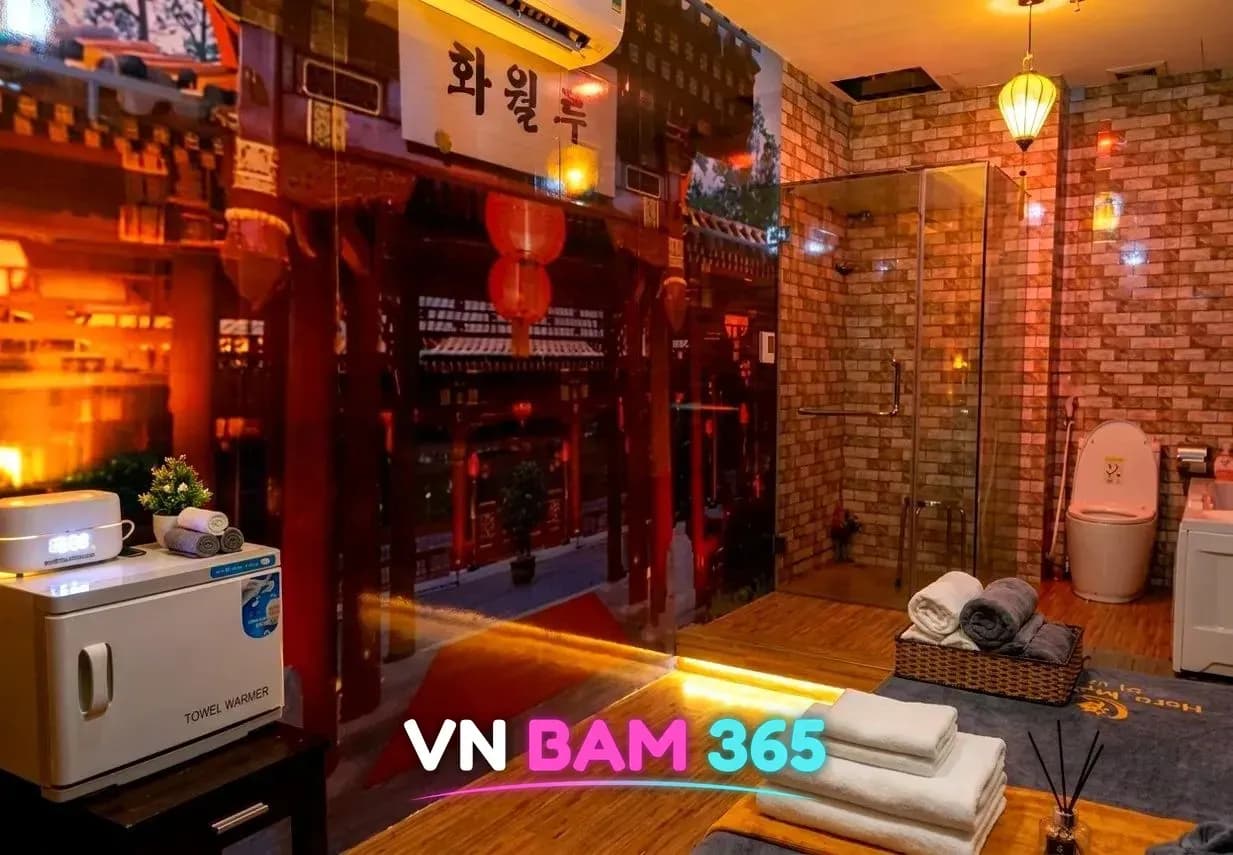다낭 화월루 룸 입구 쪽의 수건 온장고와 개켜 둔 수건, 「화월루」 벽화와 샤워부스