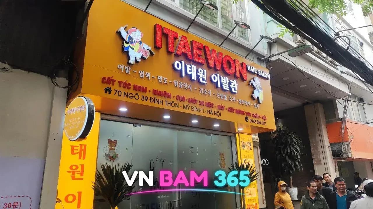 하노이 미딩 딘톤 39골목 이태원 이발관 외관, ITAEWON 주황색 간판과 이발·염색·면도 서비스 문구