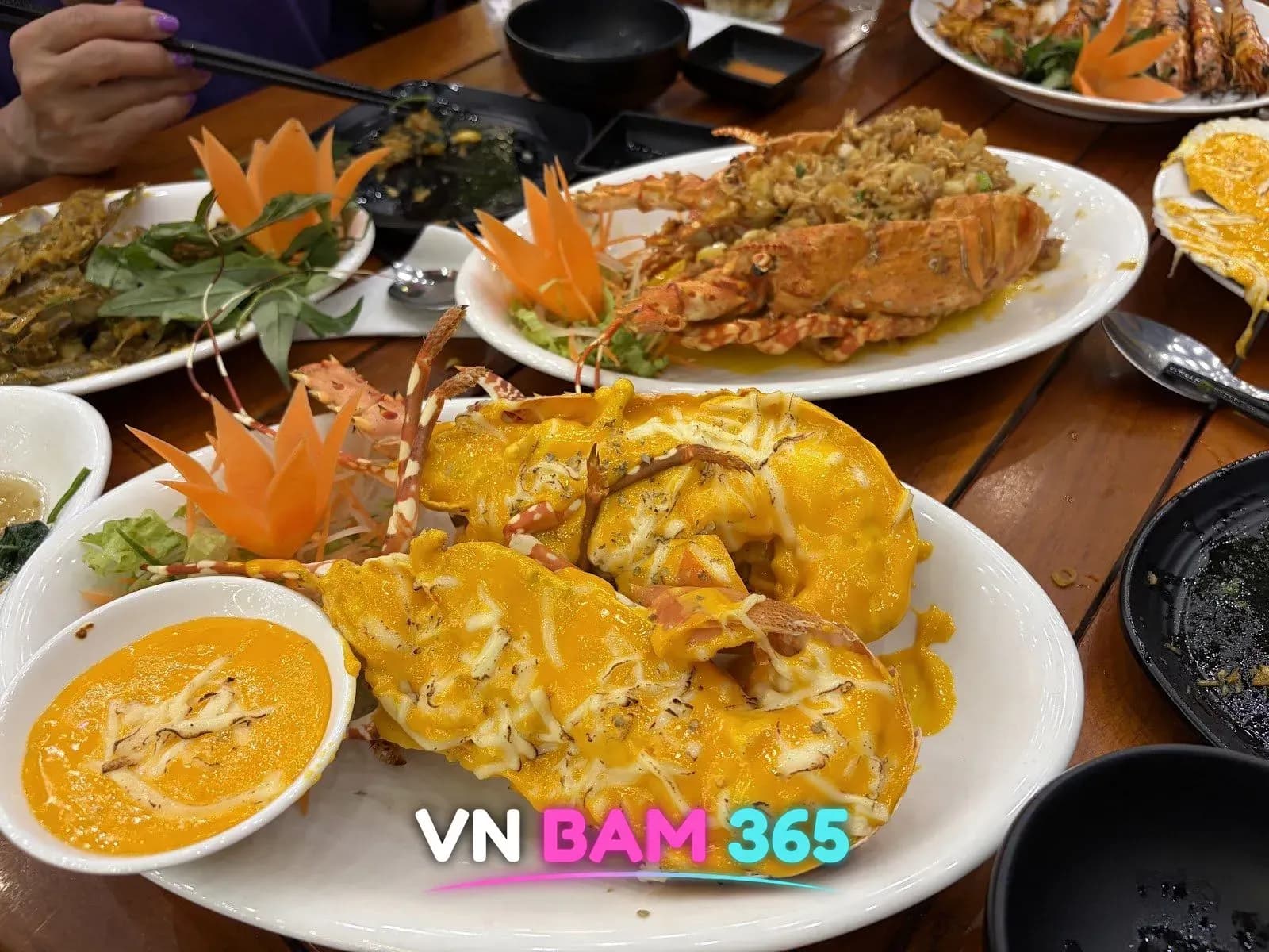 나트랑 JJ 씨푸드 치즈 랍스터 구이, 당근 꽃 장식과 크림 소스
