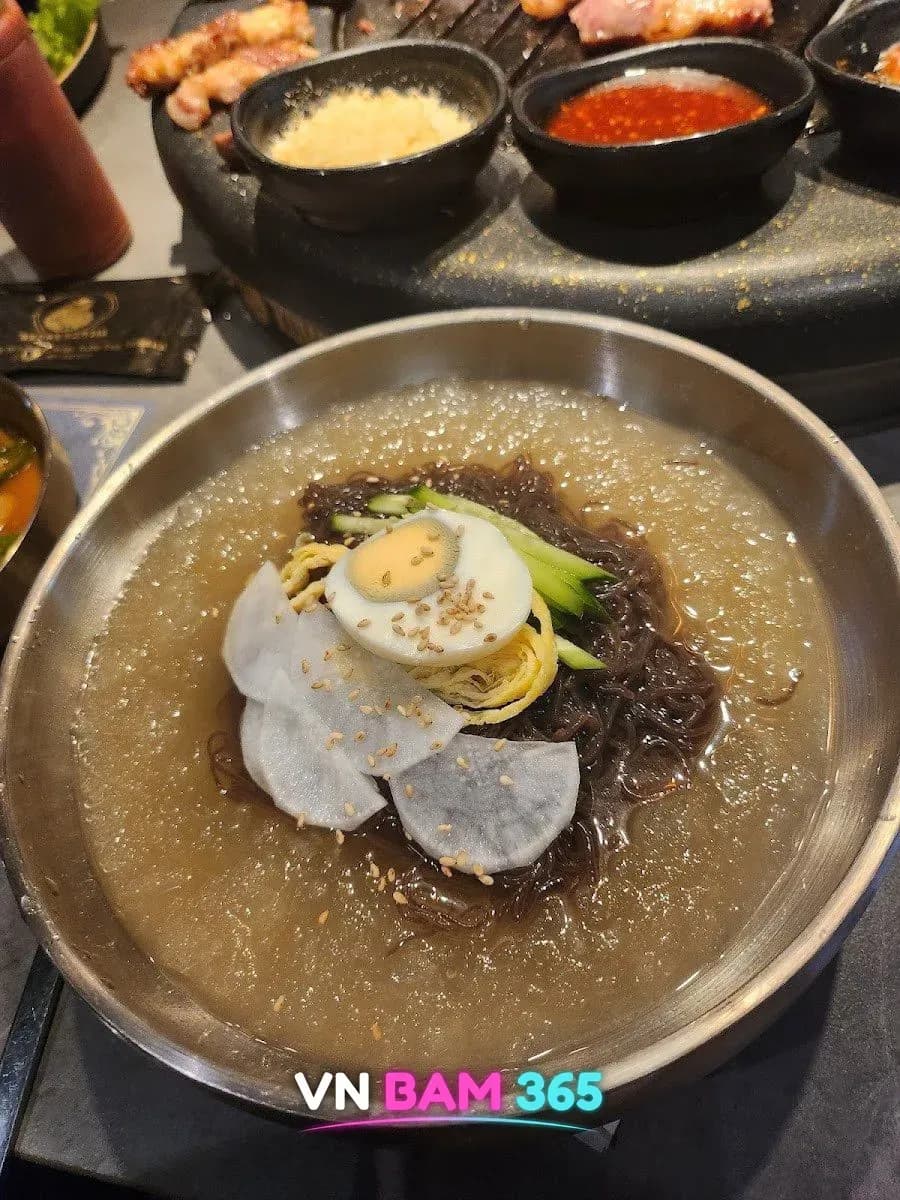 나트랑 금돼지 비비큐 살얼음 물냉면, 삶은 달걀·무·오이 고명