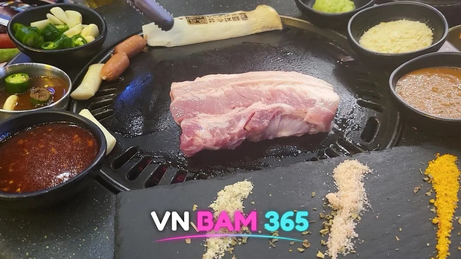 나트랑 금돼지 비비큐 불판 위 두툼한 통삼겹살, 허브 소금 3종과 고추·양념장