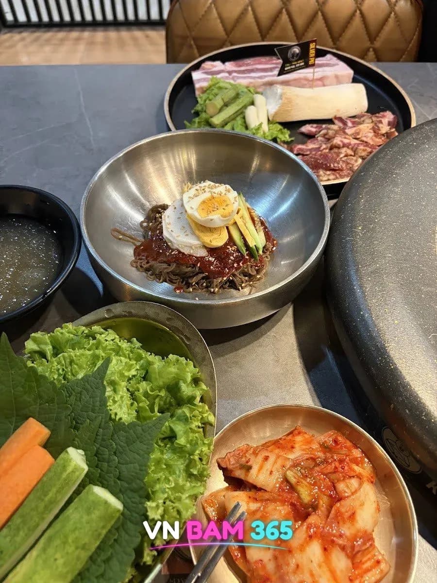 나트랑 금돼지 비비큐 비빔냉면 한 상, 삶은 달걀 올린 냉면과 생삼겹살·쌈채소·김치
