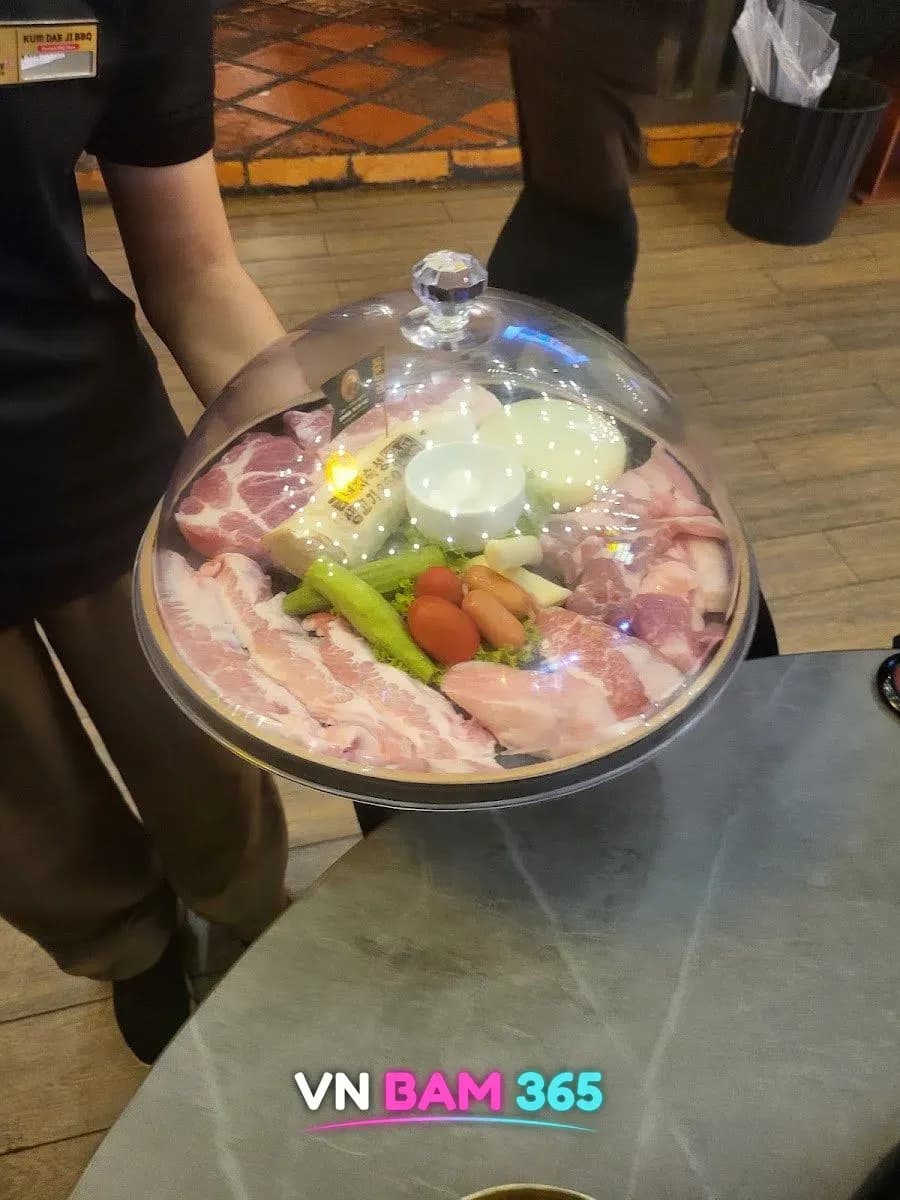 나트랑 금돼지 비비큐 생고기 모둠, 유리 돔 안 삼겹살·목살·소시지·채소