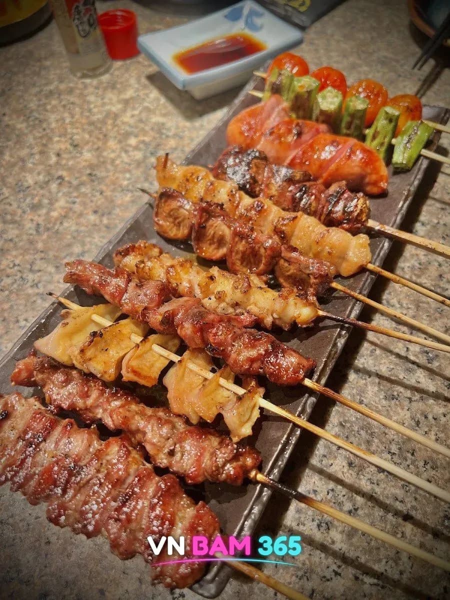 호치민 망게츠 소주 바 꼬치 모둠, 삼겹살·닭고기 꼬치와 베이컨 말이, 오크라·방울토마토 꼬치