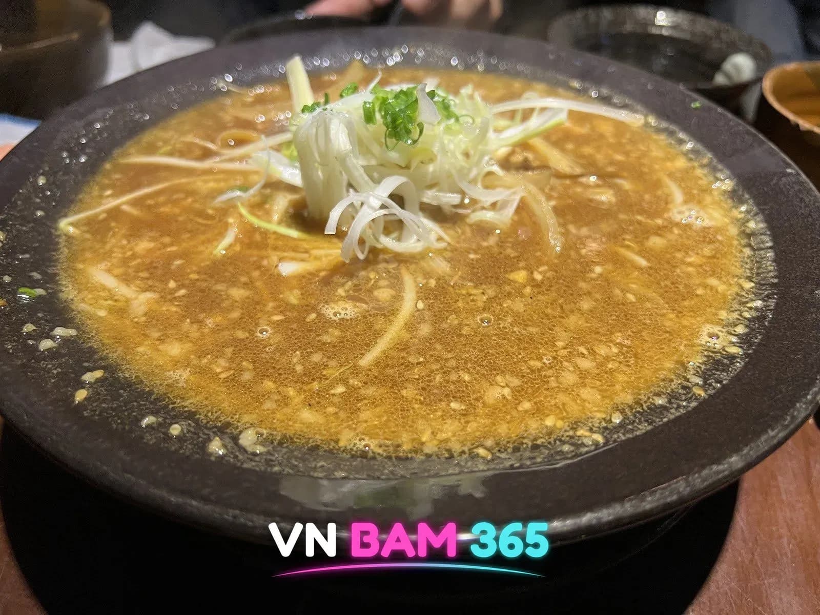 호치민 1군 망게츠 소주 바 미소 라멘, 진한 국물 위 채 썬 대파 고명