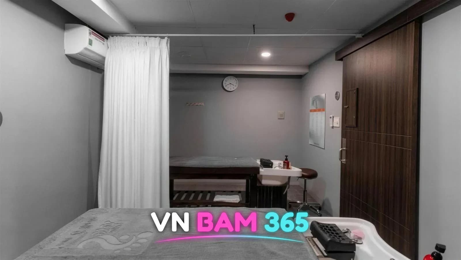호치민 1군 마리 마사지 & 스파 2인 시술실, 커튼 칸막이와 세면대 달린 베드