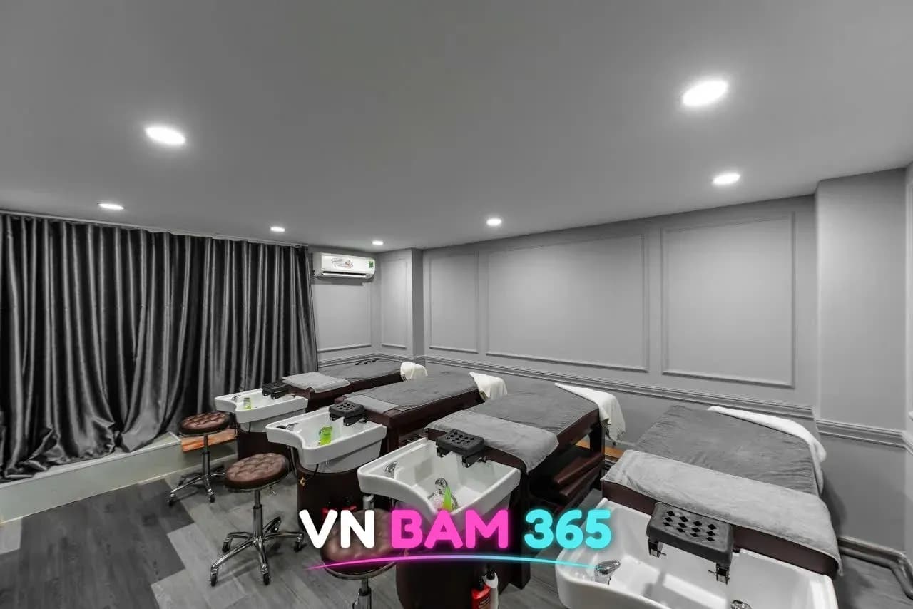 호치민 1군 마리 마사지 & 스파 시술실, 세면대가 붙은 샴푸 베드와 회색 커튼