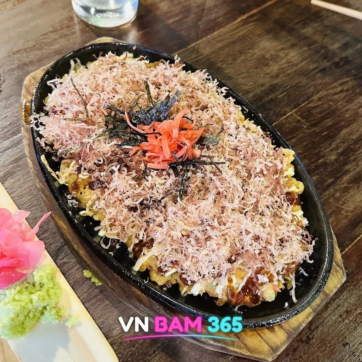 나트랑 MITAMI 일식당 오코노미야키, 무쇠 접시 위 가쓰오부시와 김·초생강 토핑