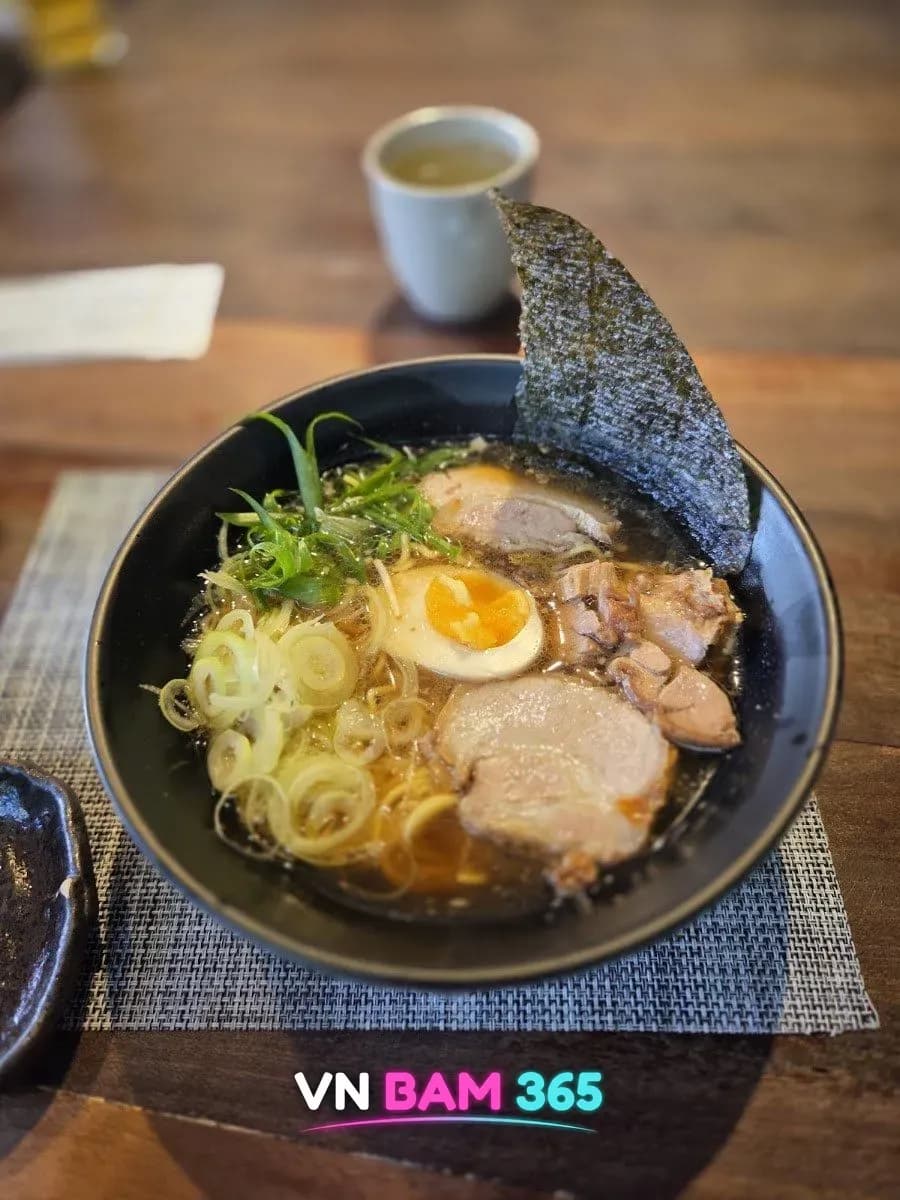 나트랑 MITAMI 일식당 쇼유 라멘, 차슈·반숙 달걀·대파·김을 올린 검은 그릇
