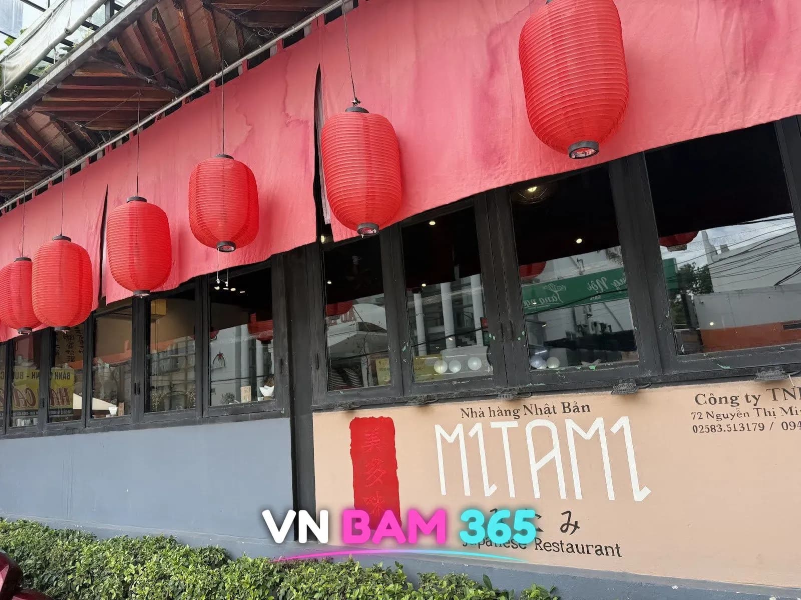 나트랑 MITAMI 일식당 외관, 빨간 등과 노렌 아래 MITAMI 상호가 적힌 벽면