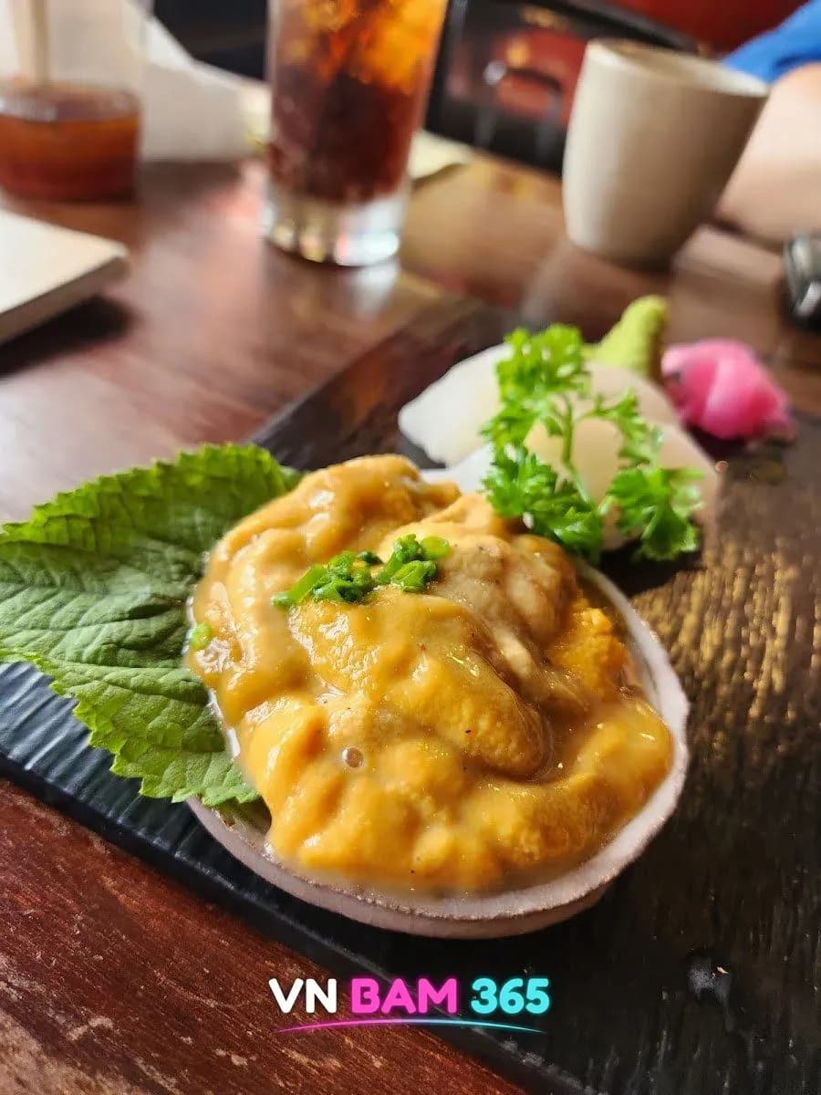 나트랑 MITAMI 일식당 성게알 구이, 깻잎과 파슬리를 곁들인 조개껍데기 그릇