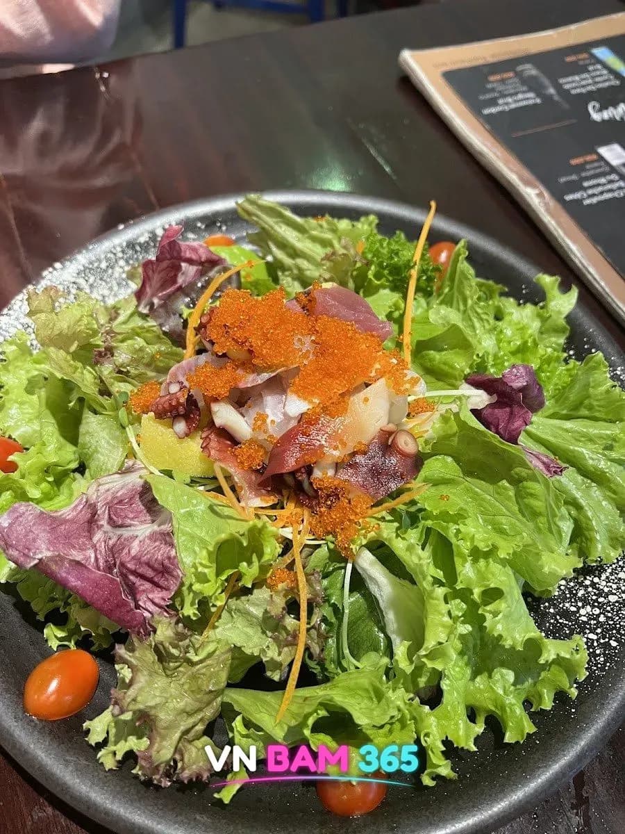 나트랑 MITAMI 일식당 해산물 샐러드, 문어·참치에 날치알을 올린 채소 샐러드