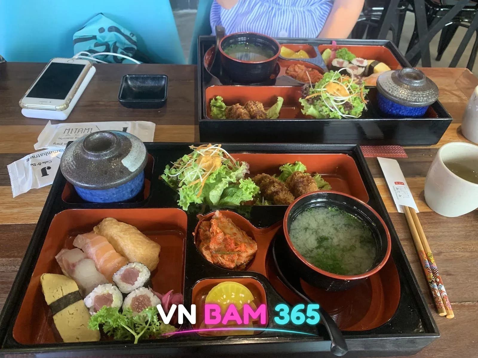 나트랑 MITAMI 일식당 벤토 세트 2인분, 초밥·크로켓·샐러드·미소국·김치가 담긴 칠기 도시락