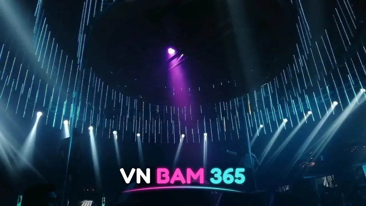 다낭 뉴오리엔탈 나이트클럽 원형 천장의 세로형 LED 조명과 무빙라이트 빔 연출